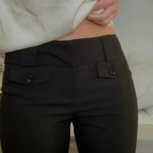 Kostymbyxor  - Älskar!! Men tyvärr lite förkorta, skulle säga att de passar någon med storlek xs och längd runt 155cm!❤️