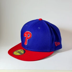New Era 59Fifty Philadelphia Phillies Blå och Röd Keps Ny - New Era fitted keps i 59Fifty modellen med laget Philadelphia Phillies på, helt ny. Storlek: 7 1/4” eller 57.7 cm