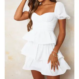 En jätte drömmig och somrig vit klänning perfekt till studenten! Säljer den på grund av att den inte kommer komma till användning. Är oanvänd och i toppskick!🩷