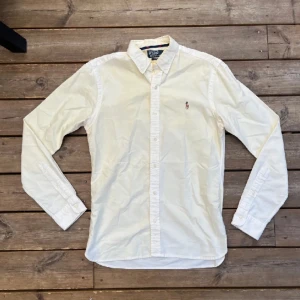 Ralph lauren skjorta  - Säljer denna Ralph lauren skjorta i storlek S, skicket är topp inprincip ny. Färg cremevit!!!