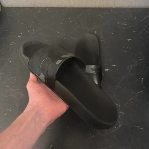 Valentino slides  - Säljer nu mina sjukt feta valentino camo slides i Storlek 42 TTS. Inget OG medkommer. Nypris ~3000 Kr. Hör av er vid frågor!