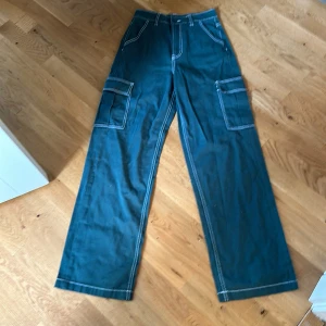 90's baggy jeans - Snygga high waisted jeans från h&m! Aldrig kommit till användning så bra kvalitet, mörkgröna & 78cm innerbenslängd.