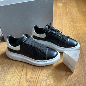 Alexander Mqueen skor  - Alexander Mqueen Pelle S. Gomma Larry. Fint skick, lite små skråmor men inget man tänker på. 