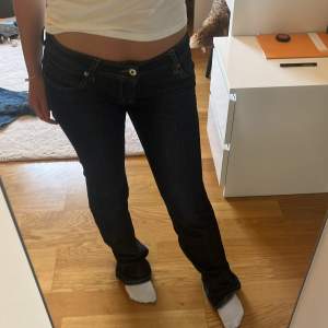 Säljer mina dolce Gabbana jeans som är mycket fint skick! Mått: Midje mått rakt över: 38,5 Innerbenslängd: 87