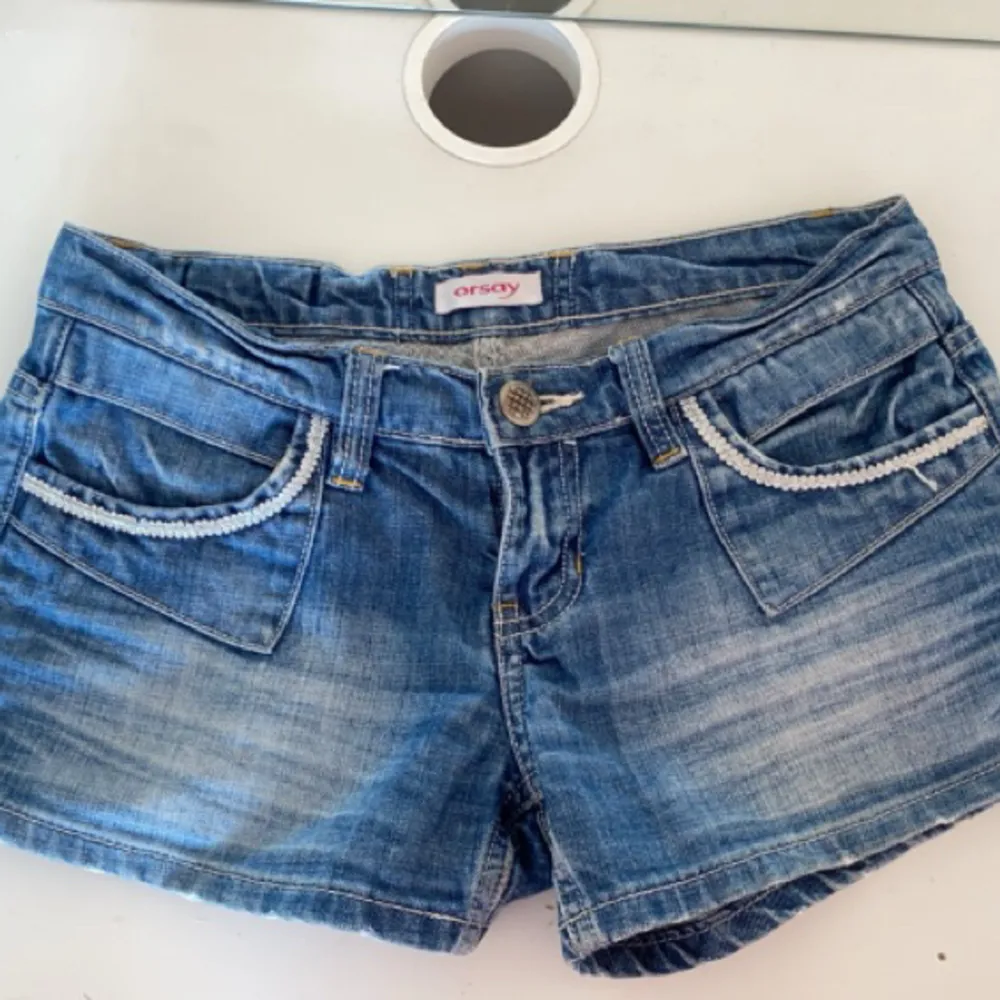 Lågmidjade snygga jeans shorts som tyvärr är för små för mig! Storleken står inte men gissar s. . Shorts.