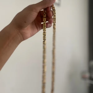 Kejsar halsband  - Säljer min kejsar halsband perfekt in till sommaren 8 mm bred 65 cm lång