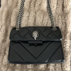 Kurt Geiger - Tänkte ta och sälja min Kurt Geiger väska som är liten. Den har defekter men inget som man lägger så stort märke till. Kom gärna med egna rimliga bud. 