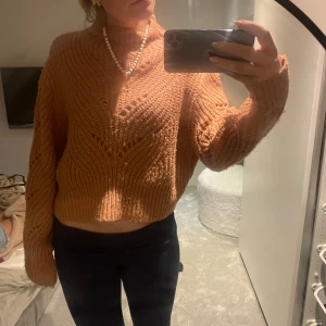 Stickad tröja - Sååå fin hålbroderad tröja!!!💓💓