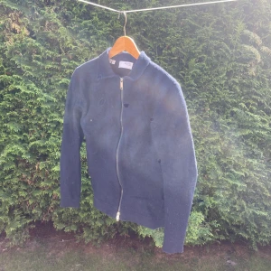 Merinoull fullzip tröja - Säljer nu min merinoull tröja från selected homme i storlek s. Jag använde den en gång och sedan krympte den mycket i tvätten så den passar mig inte längre. Så den är som nyskick förutom att den är mindre. Skriv om du jag några funderingar. 