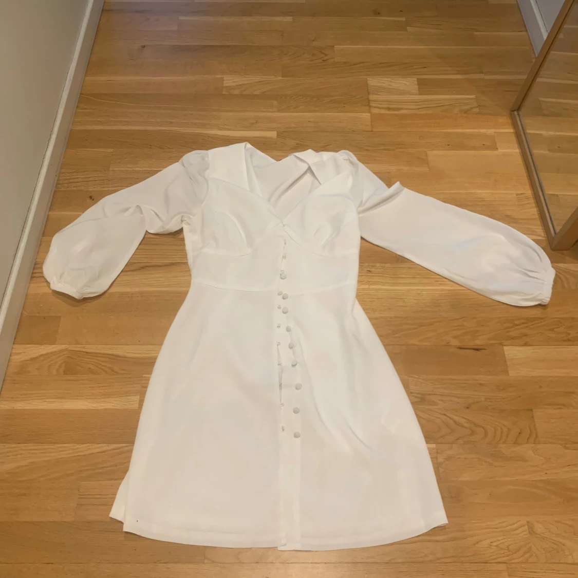 Miniklänning med knappar fram