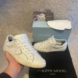 Säljer dessa feta Philippe model skor i storleken 43. Färgen e vid samt skicket är 8/10. Vid minsta lilla frågetecken är de ba att hojta!