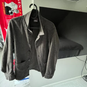 Oscar Jacobson Overshirt  - Min Overshirt som blivit för liten. Skick 9/10 använd typ 3 gånger. 