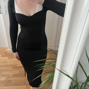 Midiklänning - Svart klänning från Nelly, endast använd en gång!