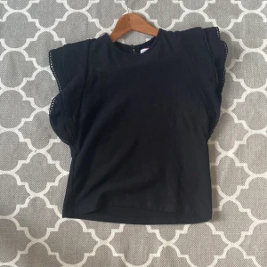 Holly&whyte linne - Ett svart linne från Holly & whyte i storlek xs med volang ärmar💞