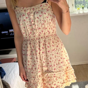 sommarklänning  - så söt sommarklänning från mango i strl S, nästan aldrig använd frågor? skriv till mig så löser vi 💗