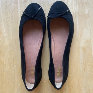Svarta ballerina dasia  - Ett par svarta mocca ballerina med en liten detalj längst fram! Super fina och knappt använda för dom passar mig tyvärr inte längre🤗pris kan diskuteras 
