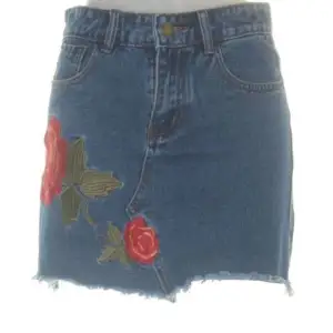 Jeans kjol strl XS super kort med broderade blommor När du köper den kommer de stå strl M men strl är XS