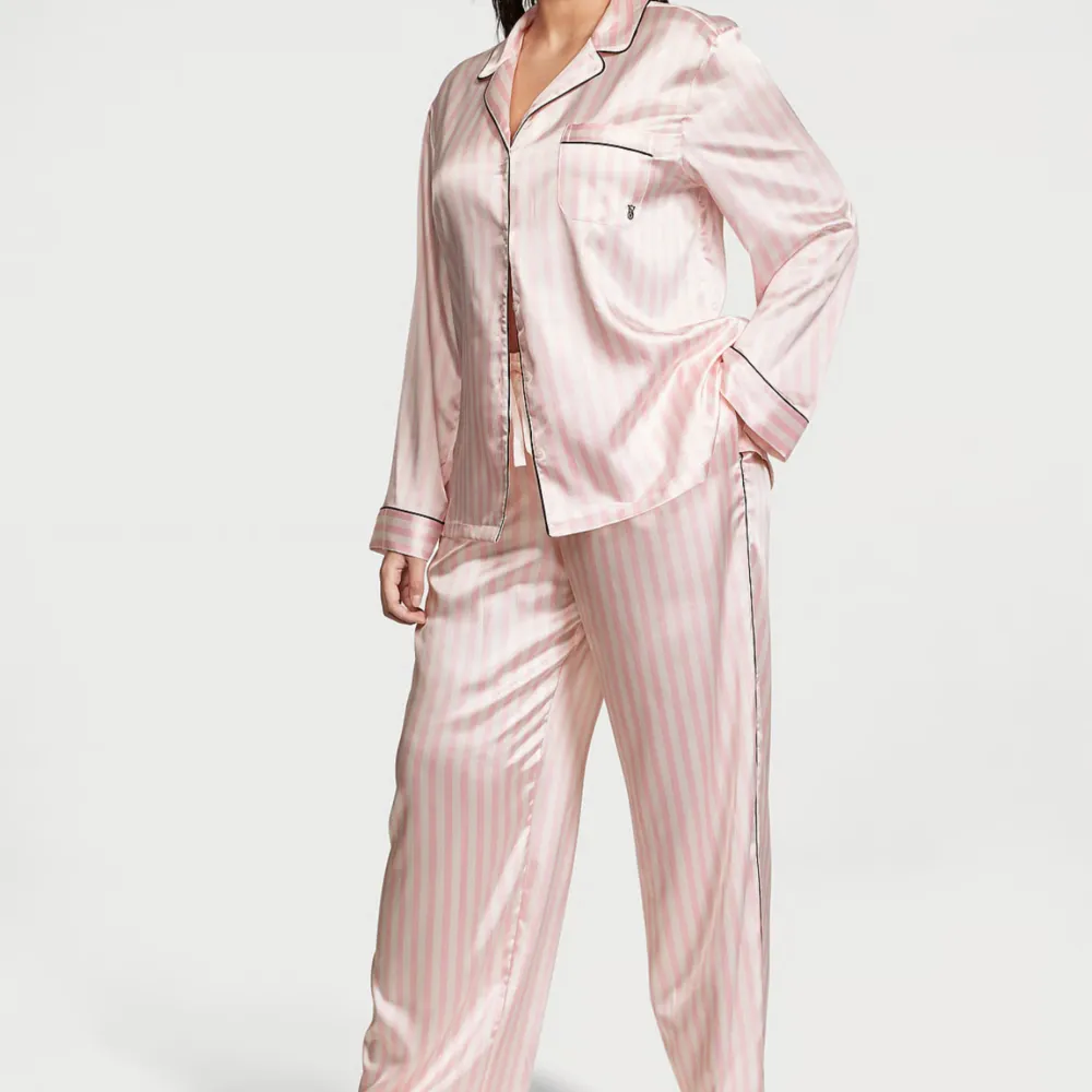 Säljer ”satin long pajama set” från Victoria’s Secret i färgen pink iconic💖🪽Den har används några gånger och har ett hål vid ena ärmen och små defekter på byxan! Inget som syns tydligt men kan skicka bild vid intresse!. Övrigt.