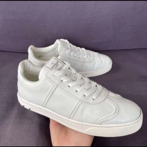 ⚪️Valentino flycrews⚪️ - Tja! Säljer nu dessa stilrena valentino flycrews i väldigt bra skick (alla nitar e kvar). Storlek 41 men sitter mer som 42/42,5. Byten mot vita gucci skor elr likada i större strlk kan va intressant! Pris går att diskuteras, möts upp i sthlm!!