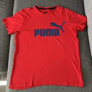 Puma t-shirt i storlek 164 vilket motsvarar storlek S i vuxenstorlek. Fint skick. 