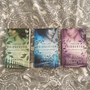 Böcker  - Familjen bridgerton. Första 3 delarna. Alla för 150kr. Nyskick! På svenska.