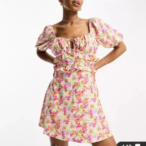 Blommig Klänning - En helt ny och oanvänd klänning från asos med prislapp kvar. Ord pris. 489kr