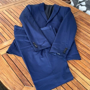 Blå sommarkostym  - Snygg nästan ny sommarkostym till skolavslutningen eller studenten.