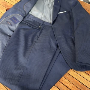 Fin blå kostym - Snygg blå kostym till studenten eller skolavslutningen. Bra skick