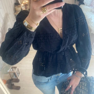 Topp - SUPER snygg blus/ topp / tröja❤️❤️passar till såå många tillfällen 💓