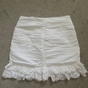 Vit volangkjol zara - Supersnygg volangkjol med broderi från zara!! 🥰