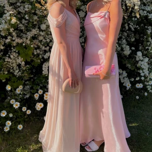 Balklänning  - Superfin ljusrosa balklänning, endast använd vid två tillfällen. Uppsydd hos skräddare för att passa mig som är 170 (med klack). Perfekt till bal eller bröllop, kände mig så fin i denna!💞💞