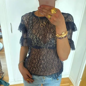 Spets tröja - Säljer den här jätte fina tröjan. Lånade bilder💕💕