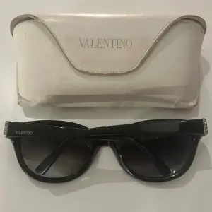 Valentino Garavani solglasögon. Säljs i befintligt skick. Fodral medföljer.  Inga direkta effekter, använda men fortfarande i bra skick. 