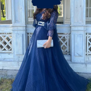 Balklänning  - En jättefin marinblå balklänning. Vid intresse av flera bilder så är det bara att höra av sig. Pris kan diskuteras. 