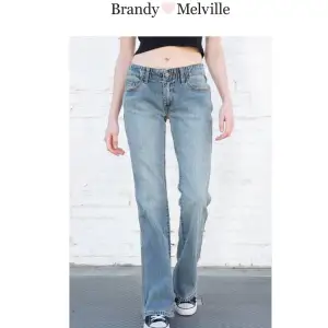 Lågmidjade raka/bootcut jeans från Brandy Melville🩷 One size: midja(74cm), inre benlängd(78cm), grenhöjd(22cm). Helt oanvända!!