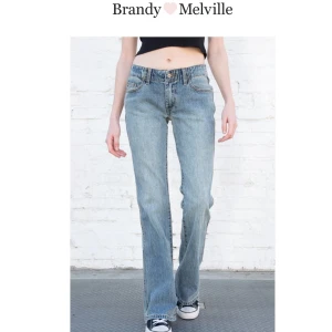Eleanor jeans - Brandy Melville - Lågmidjade raka/bootcut jeans från Brandy Melville🩷     De är på gränsen till små på mig så passformen kanske ser annorlunda ut motför modelbilden. One size: midja(74cm), inre benlängd(78cm), grenhöjd(22cm). Helt oanvända!!