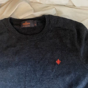 Finstickad marinblå tröja  - Tröja från Morris i storlek M. Fint skick, mjuk i materialet. 