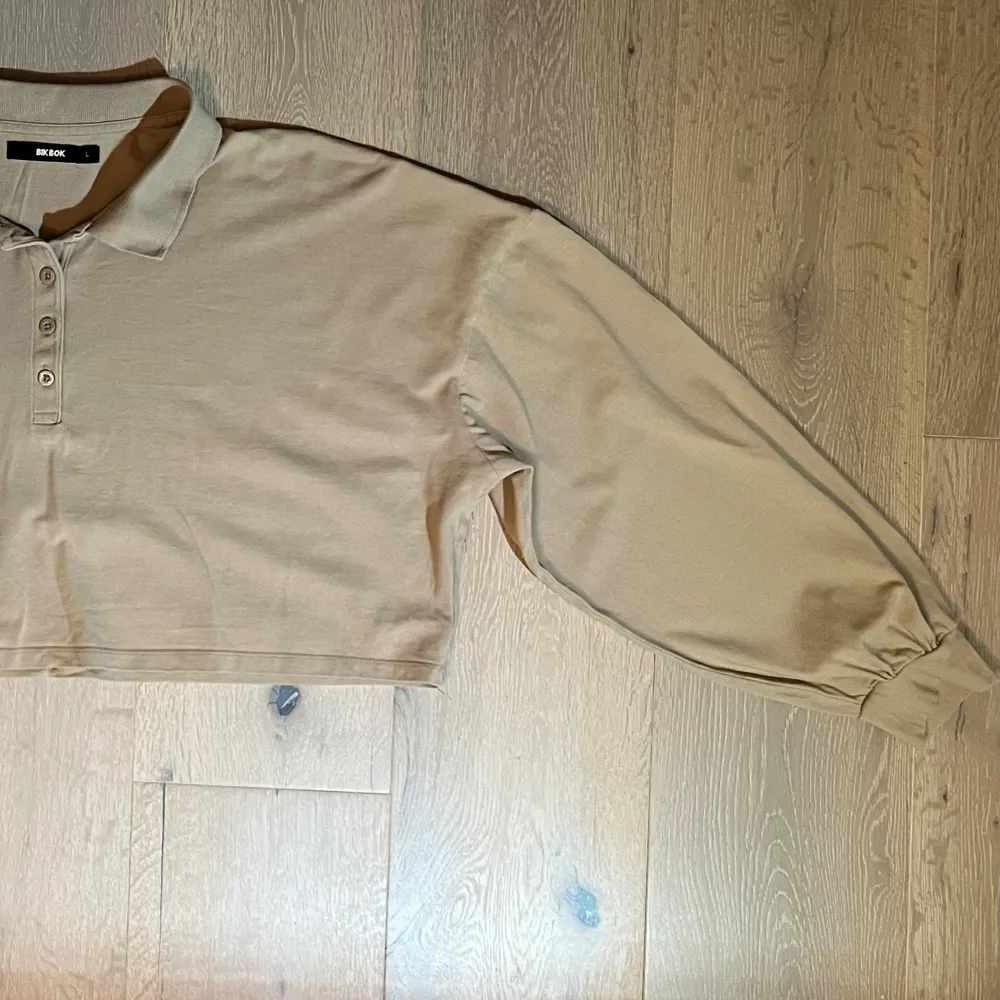 Skjort-liknande tröja från Bikbok! Mycket skön + jag valde oversize så den sitter mysigt på! Ljusbrun/beige färg. Använd men i bra skick!. Tröjor & Koftor.