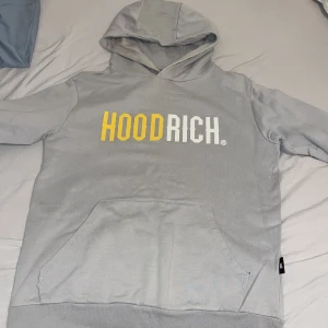 Hoodrich kofta typ oanvänd - Jätte bra skick har ej använt den mycket köpt i jd sports och är storlek S 