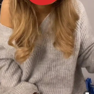 stickad grå tröja  - Säljer då den ej används så mycket längre, bra skick, skriv gärna om du vill ha fler bilder💗
