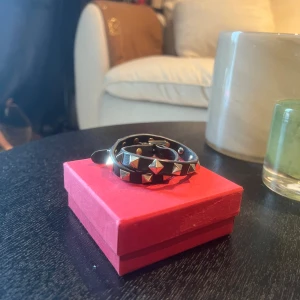 Valentino armband  - Säljer nu mitt dubbla valentino armband❣️ nypris 3365kr, mitt pris 2000🩷 de har gått sönder vid spännet men syns ej när man bär det❤️(därav kan pris diskuteras) låda tillkommer.
