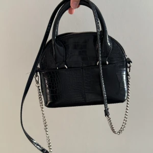 Zara väska - Så snygg och användbar väska från zara🛍️💖 använd max 2 gånger så extremt fint skick💖 priset går att diskuteras!