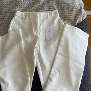 Vita byxor - vita byxor från new yorker i nyskick (lappen kvar). Långa med slits längst ner. perfekta inför sommaren ❤️köpa för 219kr