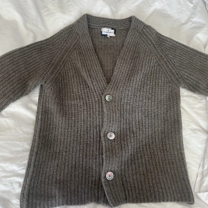 Soft Goat cashmere Cardigan - Riktigt chill Soft Goat Oscar Hiljemark cashmere cardigan! Använd 1/2 gånger, 10/10 skick!
