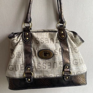 Guess väska  - Stor vintage guess väska, har 2 stora fack inuti, 1 mellan och 4 små 