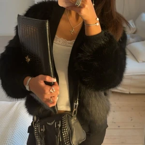 Pälsjacka - Jättesnygg pälsjacka som är perfekt att ha som jacka nu till vår/sommar! 1000 i nypris men säljer för 400. ❣️❣️