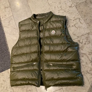 Moncler Gui Down väst - Säljer nu min Gui Dow Gilet moncler väst pga att den inte kommer till användning, nypris 8985kr. Använd fåtal gånger utan några former av skador eller slitage. Inköpt i Stockholm men tappat bort kvittot tyvärr. Finns i Malmö.