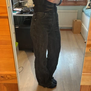 Högmidjade jeans  - Bekväma tunna jeans. De enda skadorna är de som syns på bilderna, längst ned på benen. Annars är dem i mycket bra skick. Totallängd 111 cm innerbenslängd 79 cm midjebredd 33 cm.