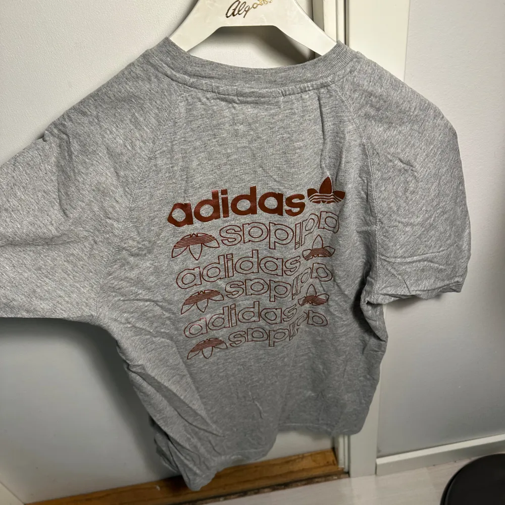 Adidas t-shirt. Storleken är XS men passar S. Sparsamt använd inga defekter.. T-shirts.