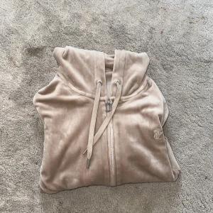 Säljer denna  - Säljer denne jucy tröjan då ja knapp änvänder den då jag köpte fel färg 